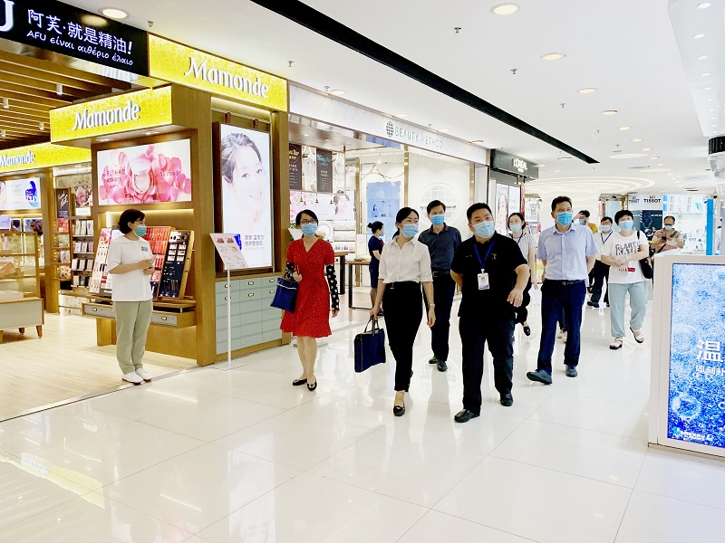 興寧區(qū)副區(qū)長(zhǎng)陸穎在南寧百貨朝陽(yáng)店賣場(chǎng)進(jìn)行創(chuàng)城實(shí)地檢查_副本.jpg