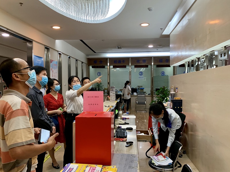 興寧區(qū)副區(qū)長(zhǎng)陸穎在南寧百貨朝陽(yáng)店服務(wù)總臺(tái)進(jìn)行創(chuàng)城實(shí)地檢查.jpg